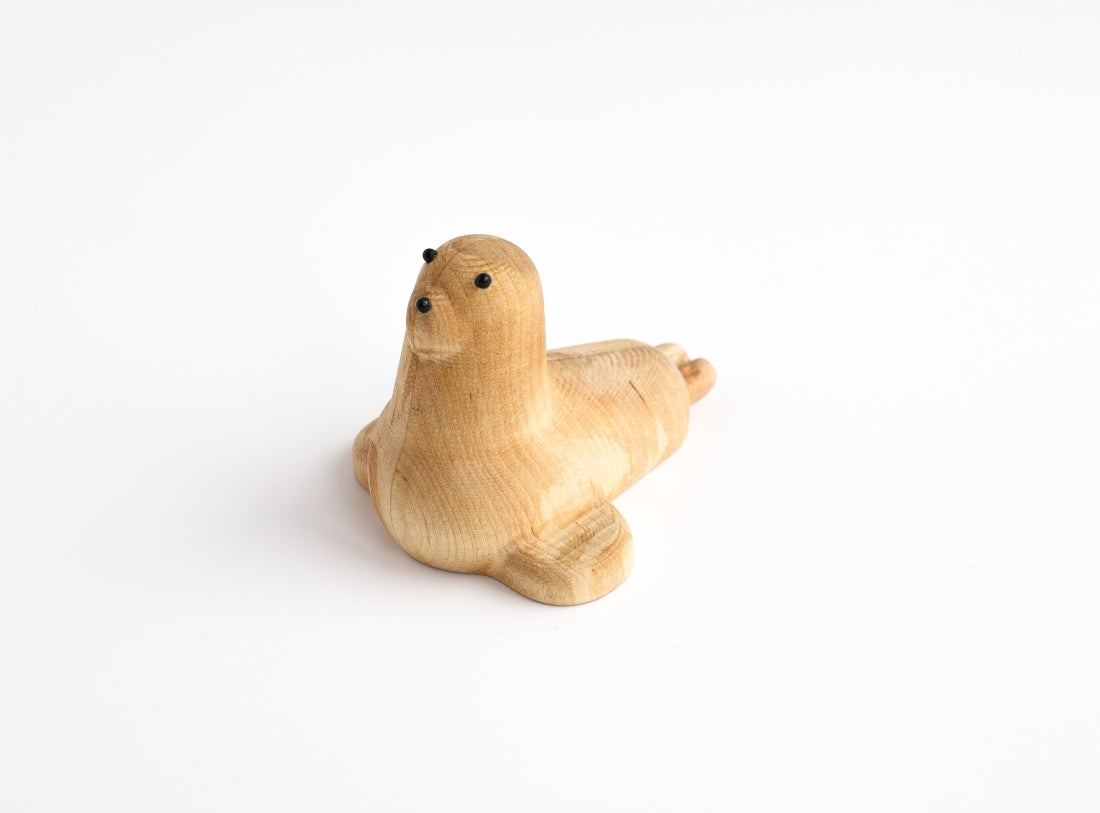 Holzfigur ROBBE aus hellem Hartholz schräg von schräg vorne aufgenommen aus der "I Piccolini"-Kollektion. Hersteller: Emko (Vilnius)