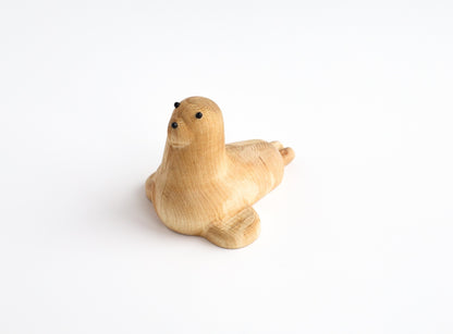 Holzfigur ROBBE aus hellem Hartholz schräg von schräg vorne aufgenommen aus der "I Piccolini"-Kollektion. Hersteller: Emko (Vilnius)
