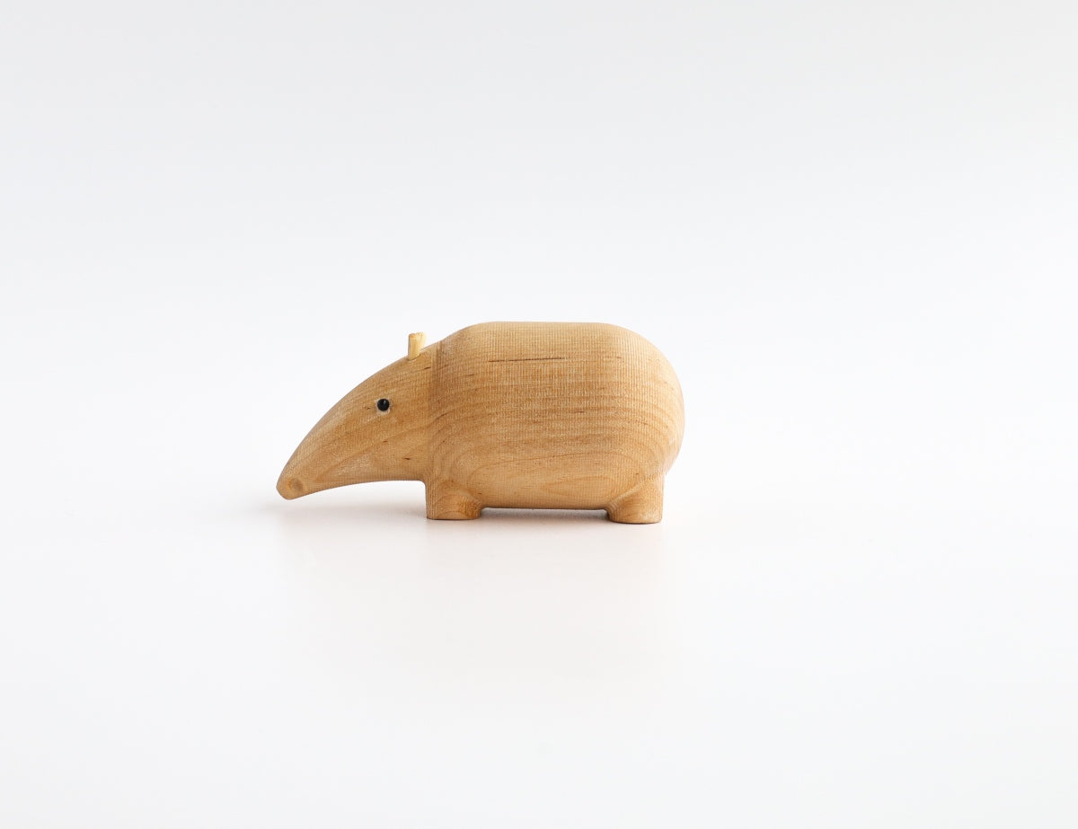 Holzfigur Tapir aus hellem Hartholz aus der "I Piccolini"-Kollektion von der Seite aufgenommen. Hersteller: Emko (Vilnius)
