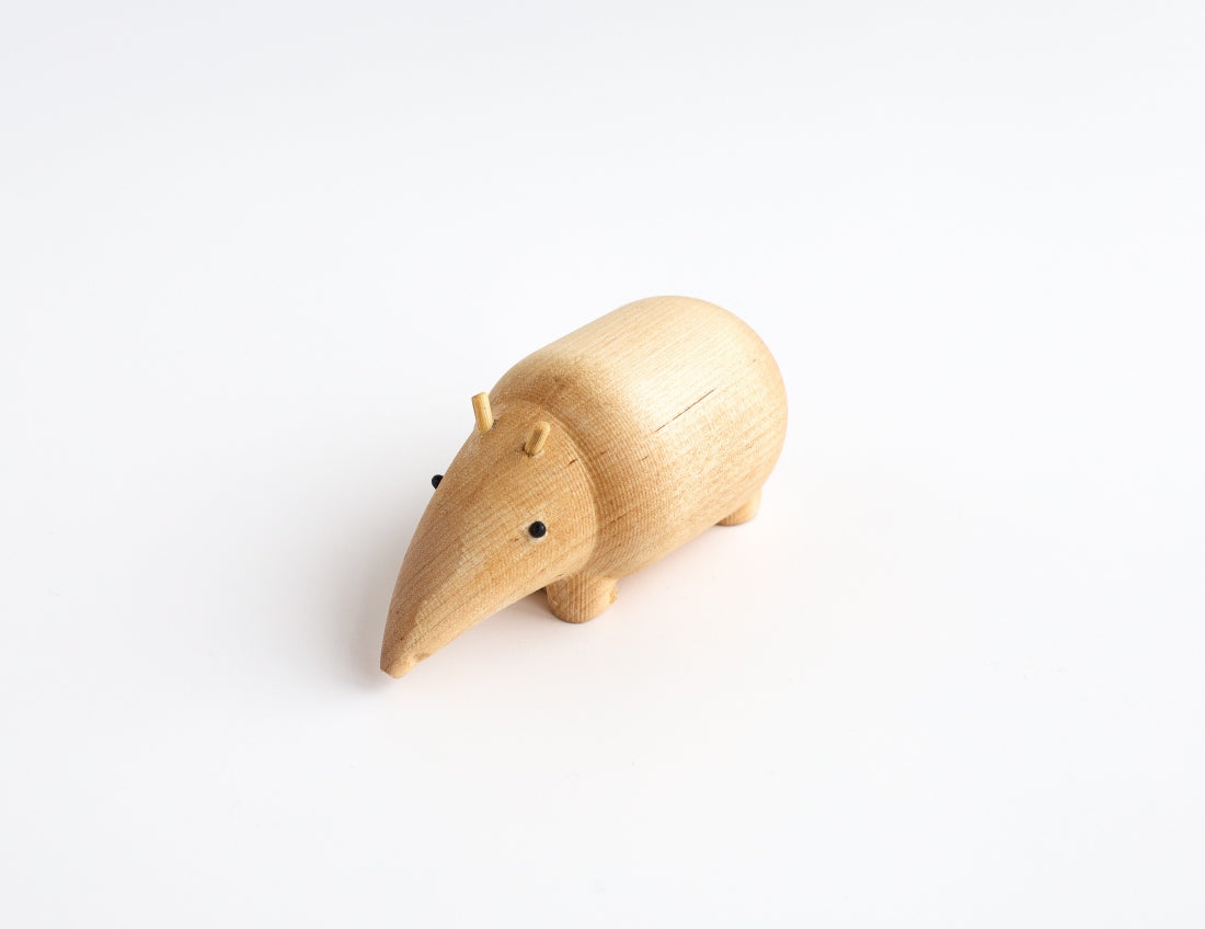 Holzfigur TAPIR aus hellem Hartholz schräg von schräg vorne aufgenommen aus der "I Piccolini"-Kollektion. Hersteller: Emko (Vilnius)