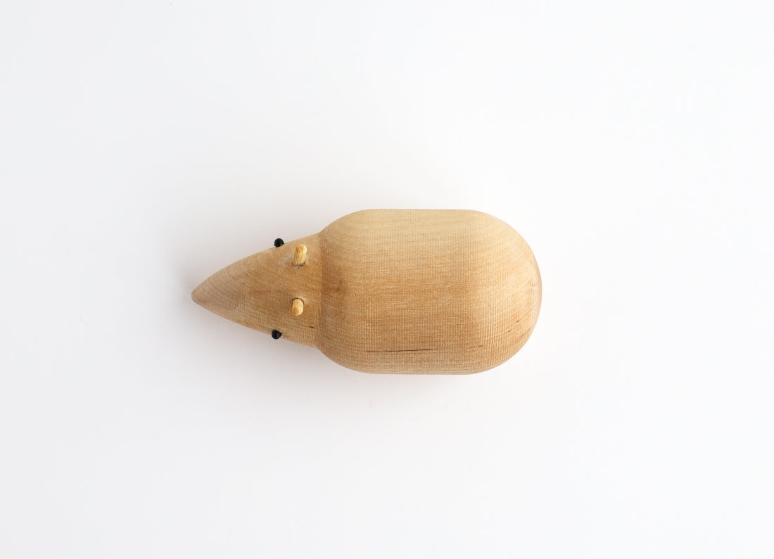 Holzfigur TAPIR aus hellem Hartholz schräg von oben aufgenommen aus der "I Piccolini"-Kollektion. Hersteller: Emko (Vilnius)