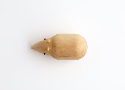 Holzfigur TAPIR aus hellem Hartholz schräg von oben aufgenommen aus der "I Piccolini"-Kollektion. Hersteller: Emko (Vilnius)