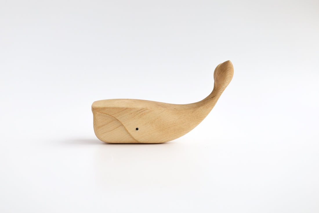 Holzfigur WAL aus hellem Hartholz aus der "I Piccolini"-Kollektion von der Seite aufgenommen. Hersteller: Emko (Vilnius)