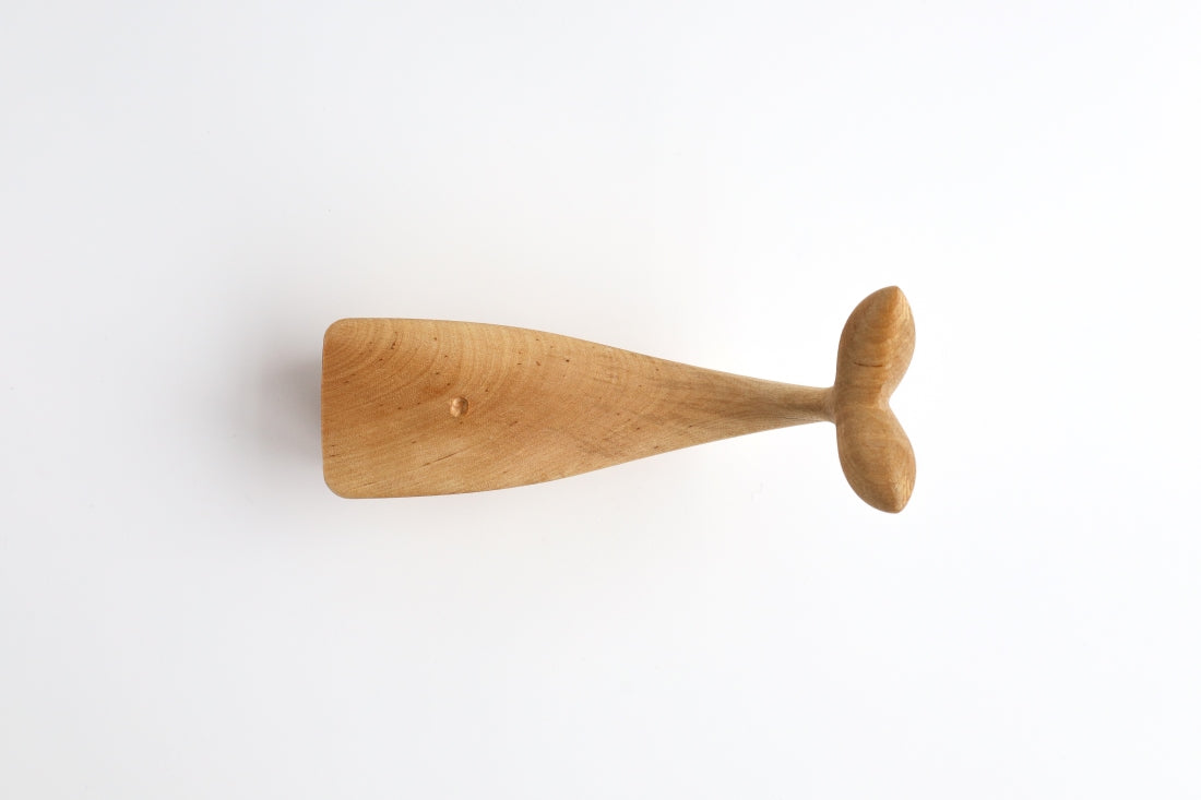 Holzfigur WAL aus hellem Hartholz von oben aufgenommen aus der "I Piccolini"-Kollektion. Hersteller: Emko (Vilnius)