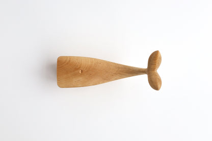 Holzfigur WAL aus hellem Hartholz von oben aufgenommen aus der "I Piccolini"-Kollektion. Hersteller: Emko (Vilnius)