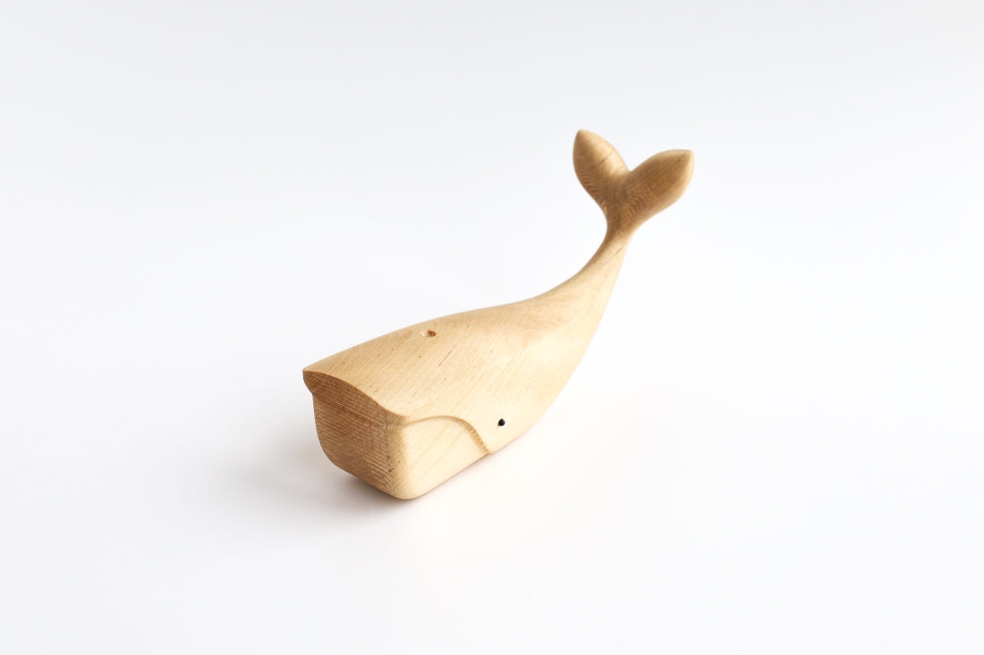 Holzfigur WAL aus hellem Hartholz schräg von vorne aufgenommen aus der "I Piccolini"-Kollektion. Hersteller: Emko (Vilnius)
