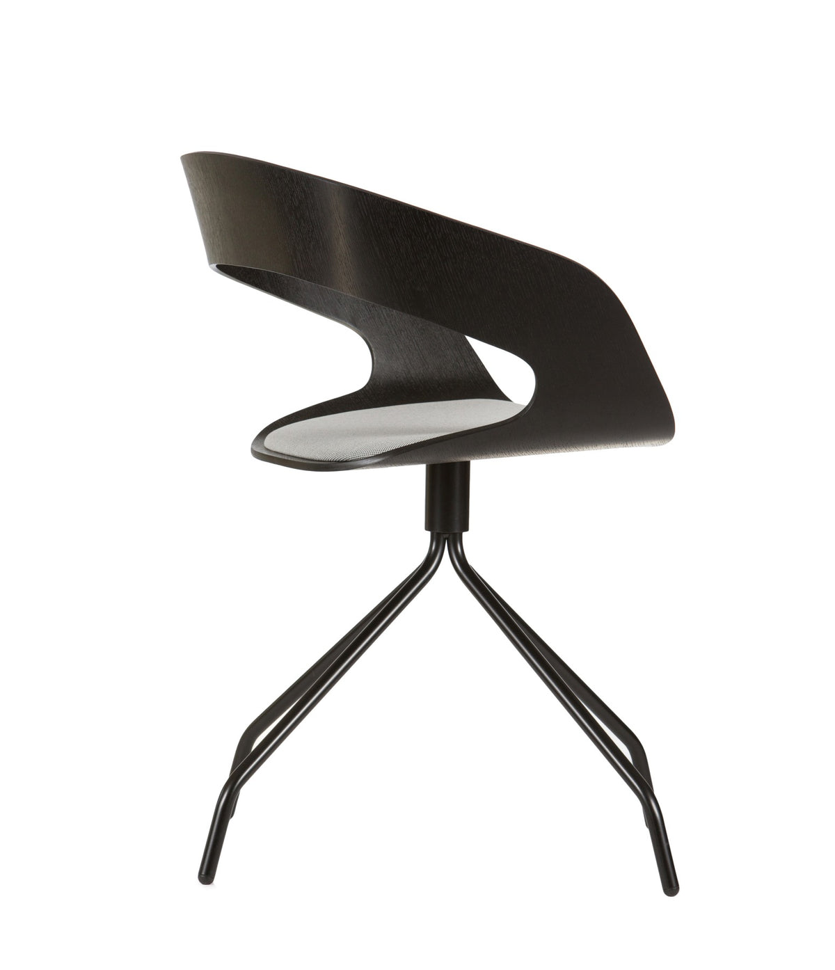Drehbarer Esszimmerstuhl CHAT SWIVEL schwarz mit schwarzen Beinen und mit Sitzpolster, freigestellt, schräg von hinten