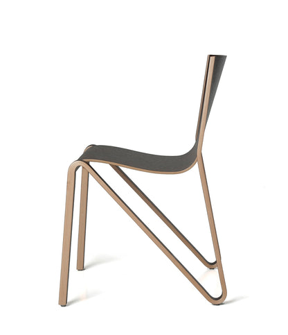 Stuhl ZESTY in Wenge, Seitenansicht mit hellen Schichtholzkanten