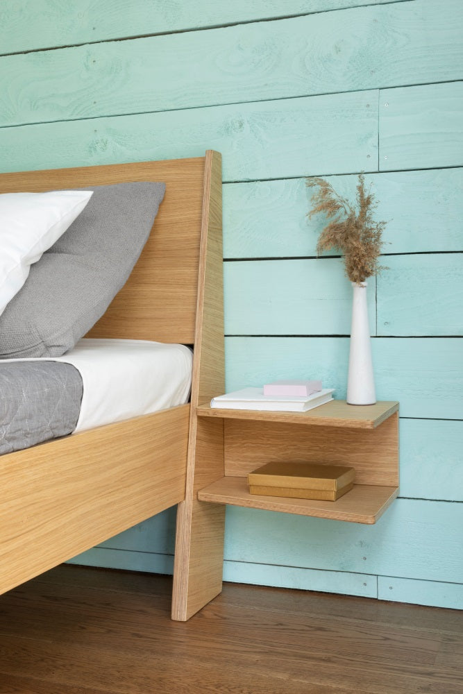 Schlafzimmer skandinavisch: Bett HUH mit integriertem Nachttisch vom estnischen Hersteller Radis