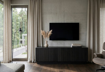 TV-Sideboard RIFF 145 cm schwarz gebeizt des Herstellers Radis in einem modernen Wohnzimmer