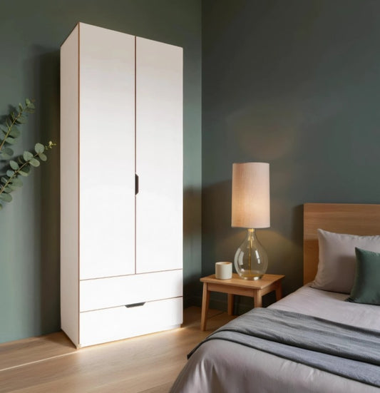 Kleiderschrank NOBLE 2-türig in Weiß, Schubladen von außen sichtbar, in einem Schlafzimmer mit grüner Wand