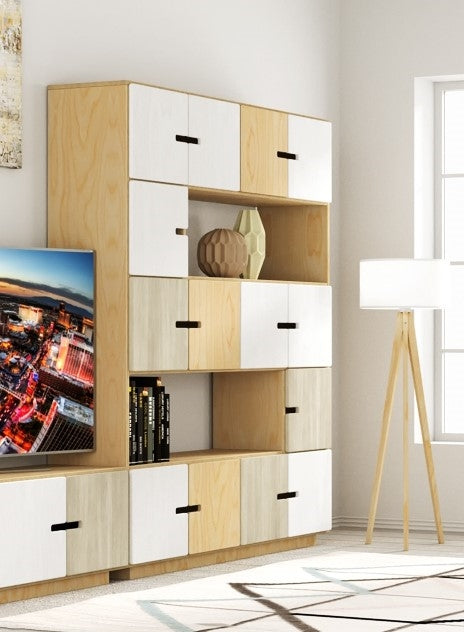 Highboard PIX 4x5 mit verschiedenfarbigen Türen neben einer modernen Stehlampe