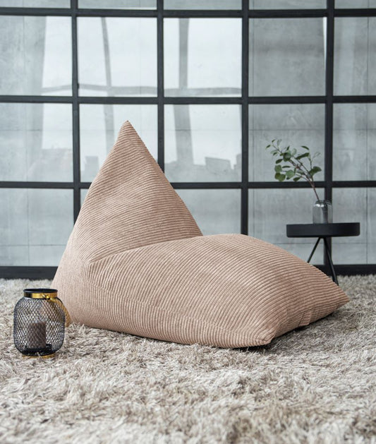 Dreieckiger Sitzsack RAZZ mit Stoff Waves auf Flauschteppich; Hersteller: Slowdown 