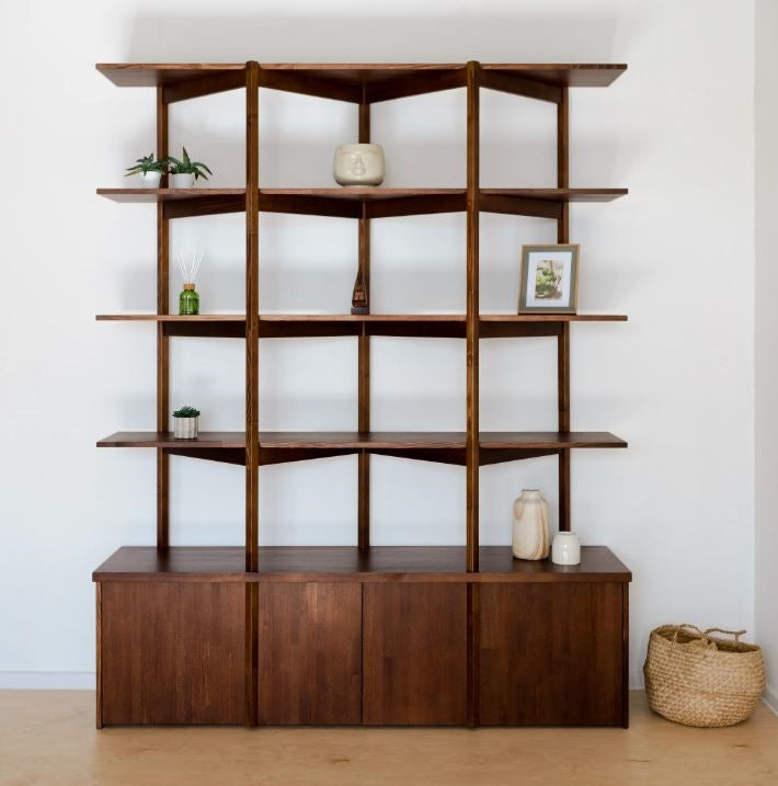 Frontalansicht von Regal AMBER Base aus massivem Kiefernholz vor einer weißen Wand mit sparsamen Accessoires dekoriert, Hersteller: Duck Wookworks