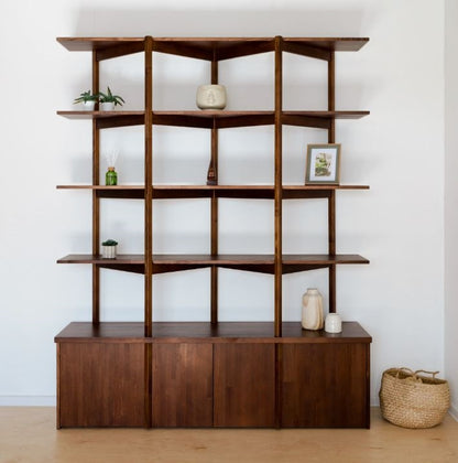 Frontalansicht von Regal AMBER Base aus massivem Kiefernholz vor einer weißen Wand mit sparsamen Accessoires dekoriert, Hersteller: Duck Wookworks