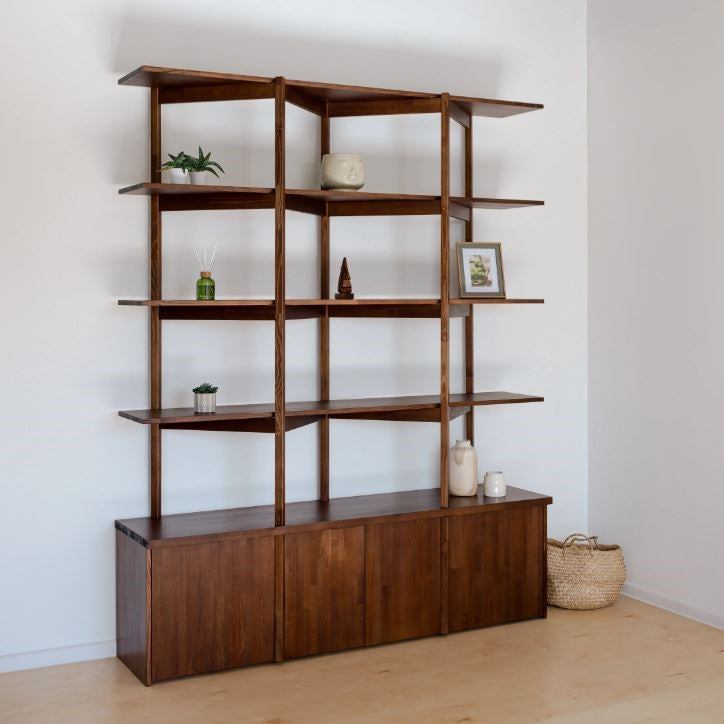 Regal AMBER Base aus massivem Kiefernholz vor einer weißen Wand mit sparsamen Accessoires dekoriert, Hersteller: Duck Wookworks