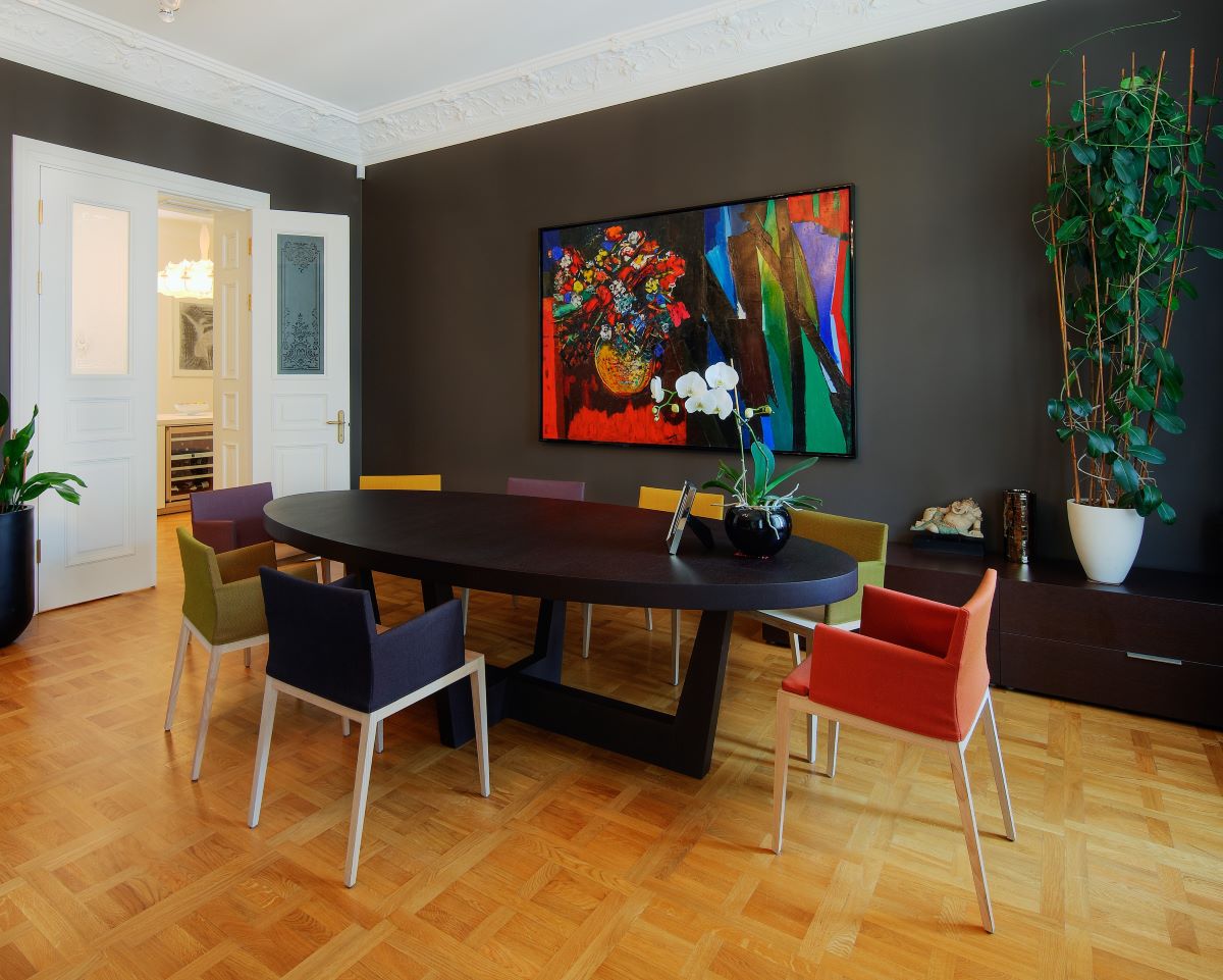 Mehrere BLOOM-Stühle Nussbaum mit farbigen Bezügen von Mint Furniture um einen ovalen Tisch