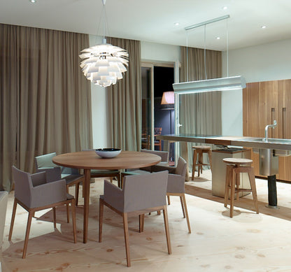 Sechs Stühle BLOOM Nussbaum mit grauem Bezug von Mint Furniture an einem runden Tisch