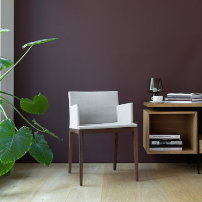 Stuhl BLOOM Nussbaum mit weißem Bezug von Mint Furniture vor einer auberginenfarbenen Wand