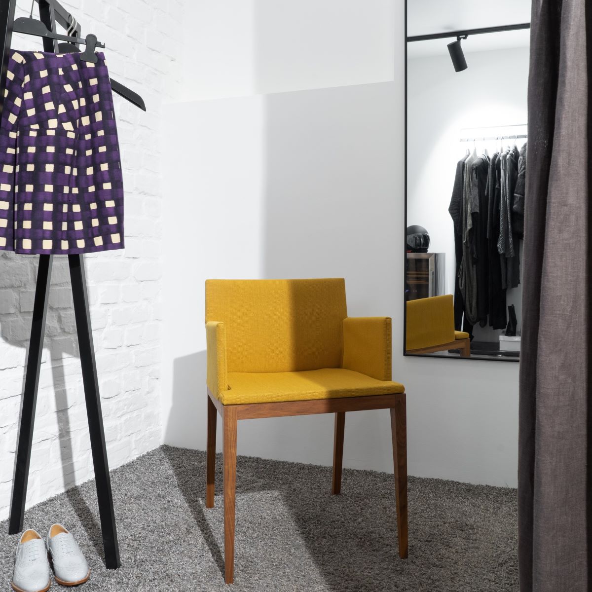 Stuhl BLOOM Nussbaum mit gelbem Bezug von Mint Furniture in einem Umkleideraum