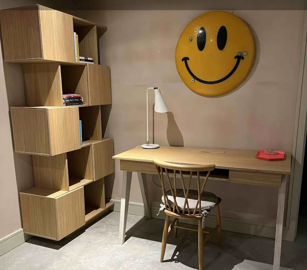 Regal skandinavisch: Schreibtisch HUH und Regal BOXY des estnischen Herstellers Radis