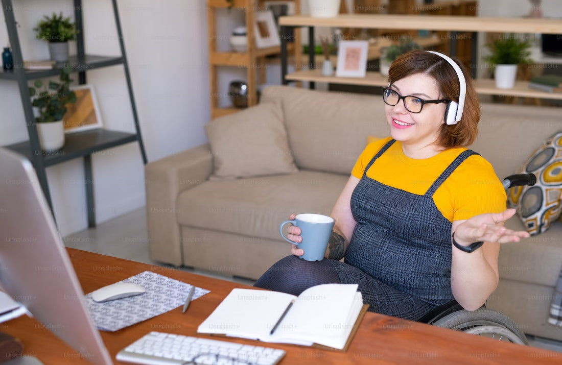 Schreibtisch in skandinavischem Design: Ein gut eingerichteter Homeoffice-Platz ist essenziell, um um gut und gesund arbeiten zu können, Foto: Unsplash