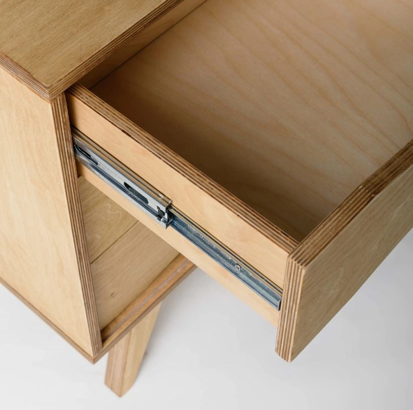 Geöffnete Schublade mit hochwertigen Laufrollen beim Sideboard SoSIXTIES im Retro-Look aus Birkensperrholz des estnischen Herstellers Radis