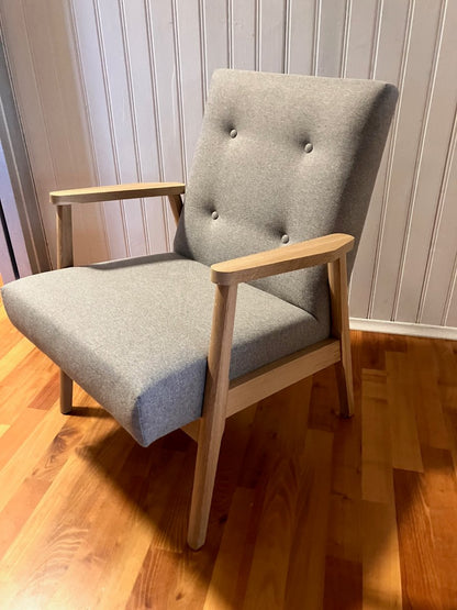 Sessel RETRO mit Stoff Soil Steel von schräg vorn des estnischen Herstellers Tarmeko