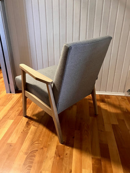 Sessel RETRO mit Stoff Soil Steel von schräg hinten des estnischen Herstellers Tarmeko