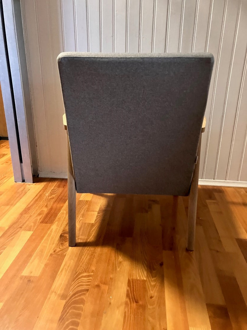 Rückenansicht Sessel RETRO mit Stoff Soil Steel des estnischen Herstellers Tarmeko