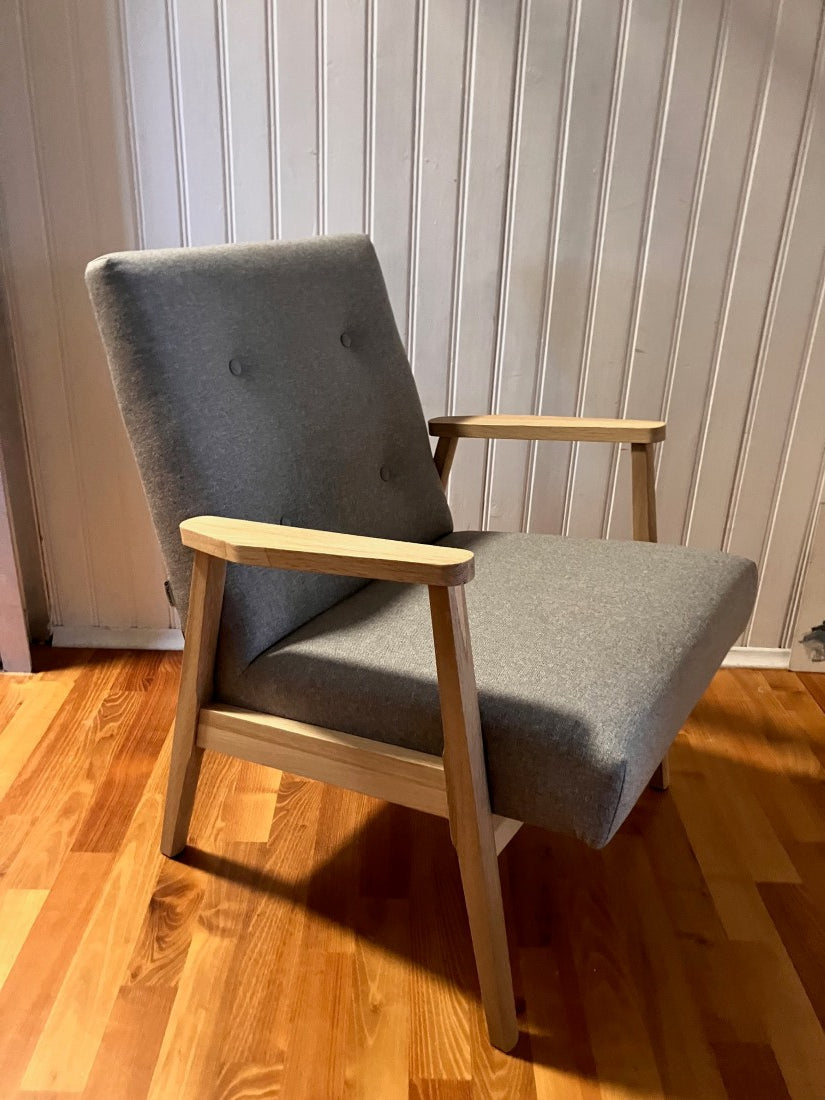 Sessel RETRO mit Stoff Soil Steel von schräg vorn des estnischen Herstellers Tarmeko