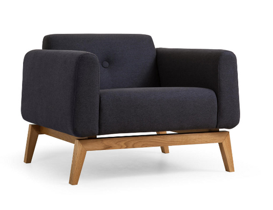 Schrägansicht von Sessel SMOOTH mit dunklem Bezug und freiliegendem Holzrahmen, Hersteller: Tarmeko