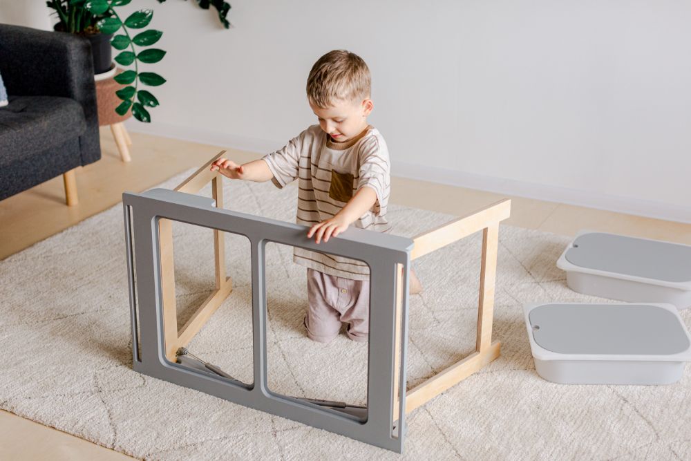 Spieltisch in skandinavischem Design: Der Kindertisch Sensorik ds lettischen Herstellers Duck Woodworks st kinderleicht aufbauen.