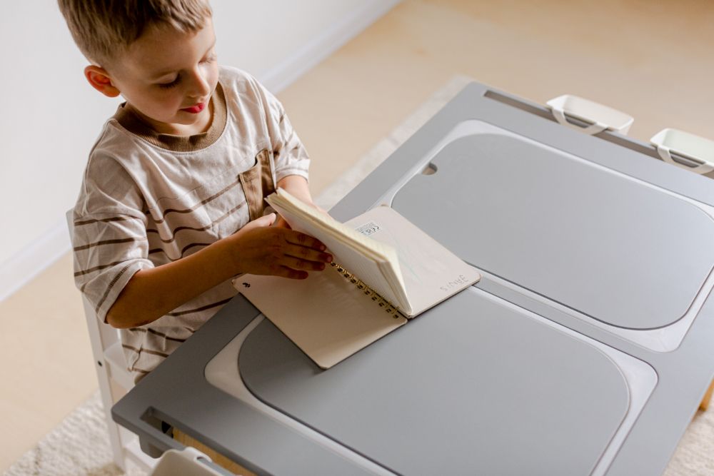 Kindertisch Sensorik in Grau aus Birkensperrholz und mit zwei Wannen des lettischen Herstellers Duck Woodworks