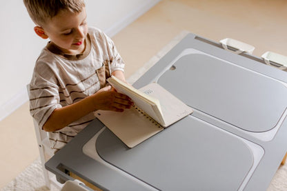 Kindertisch Sensorik in Grau aus Birkensperrholz und mit zwei Wannen des lettischen Herstellers Duck Woodworks