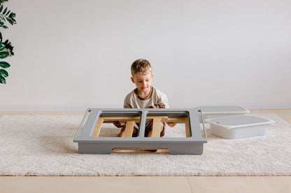 Spieltisch in skandinavischem Design: Der Kindertisch Sensorik aus Birkensperrholz des lettischen Herstellers Duck Woodworks lässt sich im Handumdrehen zusammenklappen.