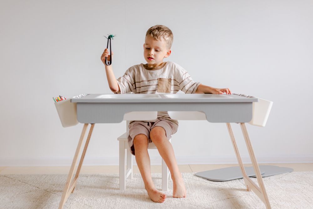 Kindertisch Sensorik in Grau aus Birkensperrholz und mit zwei Wannen des lettischen Herstellers Duck Woodworks