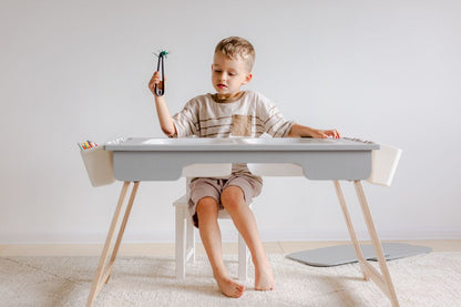 Kindertisch Sensorik in Grau aus Birkensperrholz und mit zwei Wannen des lettischen Herstellers Duck Woodworks