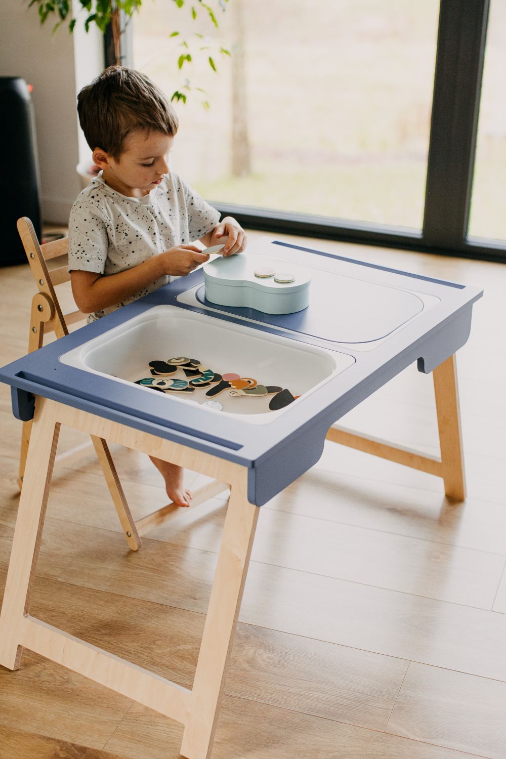 Kindertisch Sensorik in Blau aus Birkensperrholz und mit zwei Wannen des lettischen Herstellers Duck Woodworks