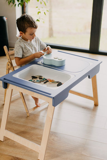 Kindertisch Sensorik in Blau aus Birkensperrholz und mit zwei Wannen des lettischen Herstellers Duck Woodworks
