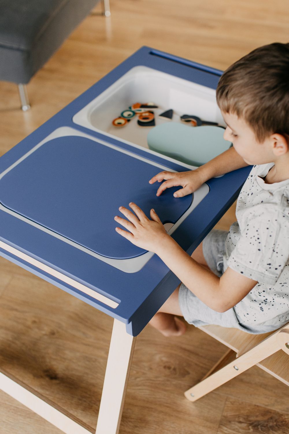 Kindertisch Sensorik in Blau aus Birkensperrholz und mit zwei Wannen des lettischen Herstellers Duck Woodworks
