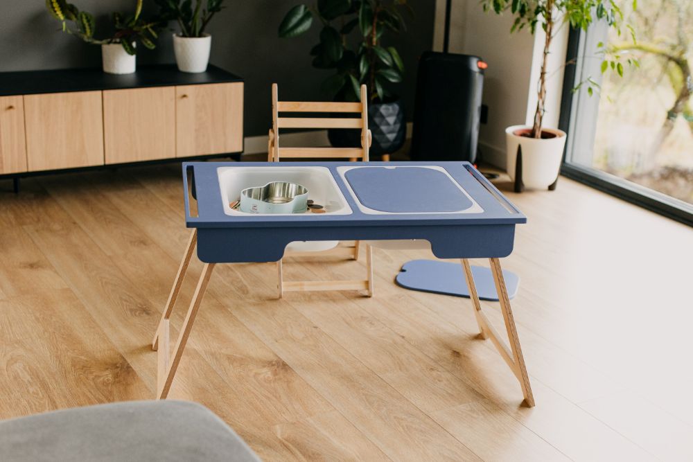Spieltisch in skandinavischem Design: Kindertisch Sensorik aus Birkensperrholz und mit zwei Wannen des lettischen Herstellers Duck Woodworks 