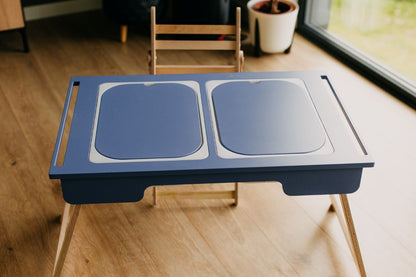 Spieltisch in skandinavischem Design: Kindertisch Sensorik in Blau aus Birkensperrholz und mit zwei geschlossenen Wannen des lettischen Herstellers Duck Woodworks