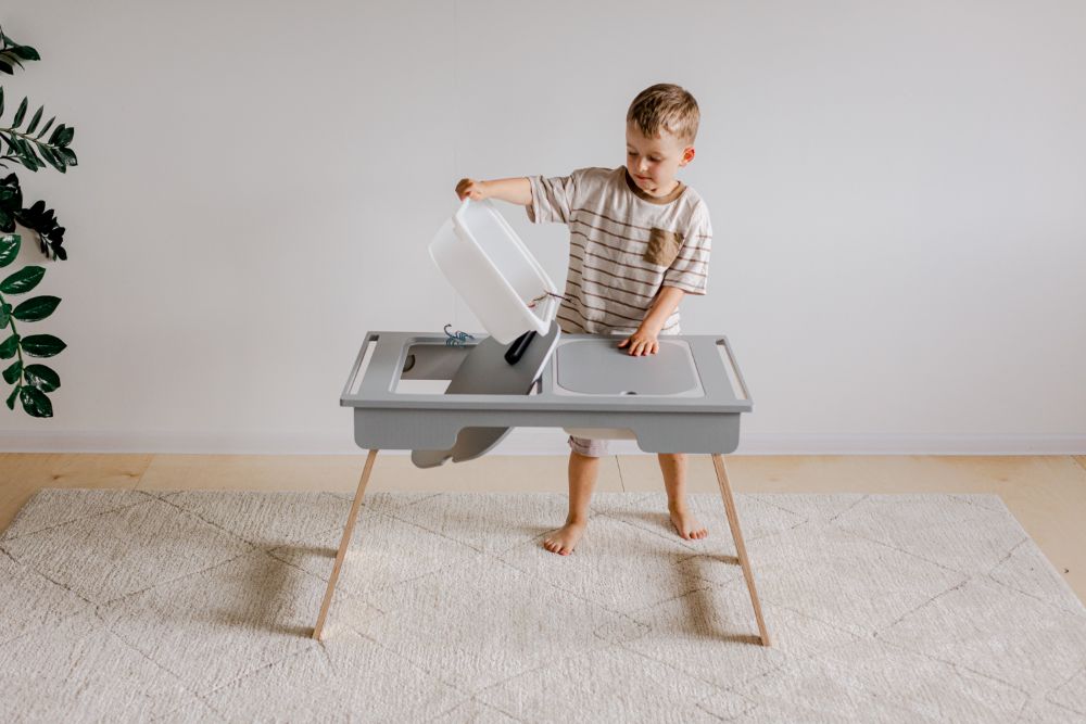 Kindertisch Sensorik aus Birkensperrholz und mit zwei Wannen des lettischen Herstellers Duck Woodworks