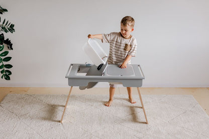 Kindertisch Sensorik aus Birkensperrholz und mit zwei Wannen des lettischen Herstellers Duck Woodworks