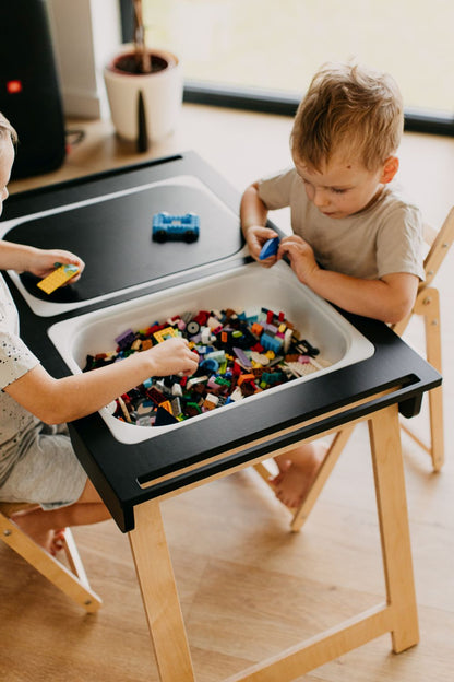 Kindertisch Sensorik mit zwei Kunststoffwannen des lettischen Herstellers Duck Woodworks