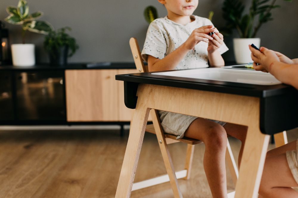 Spieltisch in skandinavischem Design: Kindertisch Sensorik aus Birkensperrholz und mit zwei Wannen des lettischen Herstellers Duck Woodworks