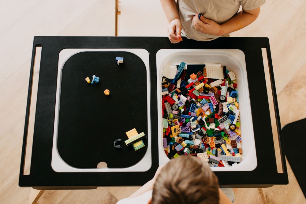 Kindertisch Sensorik in Schwarz aus Birkensperrholz und mit zwei Wannen des lettischen Herstellers Duck Woodworks