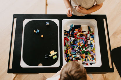 Kindertisch Sensorik in Schwarz aus Birkensperrholz und mit zwei Wannen des lettischen Herstellers Duck Woodworks
