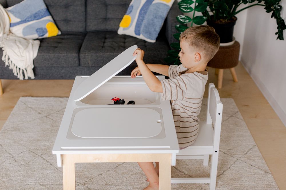Kindertisch Sensorik in Weiß aus Birkensperrholz und mit zwei Wannen des lettischen Herstellers Duck Woodworks
